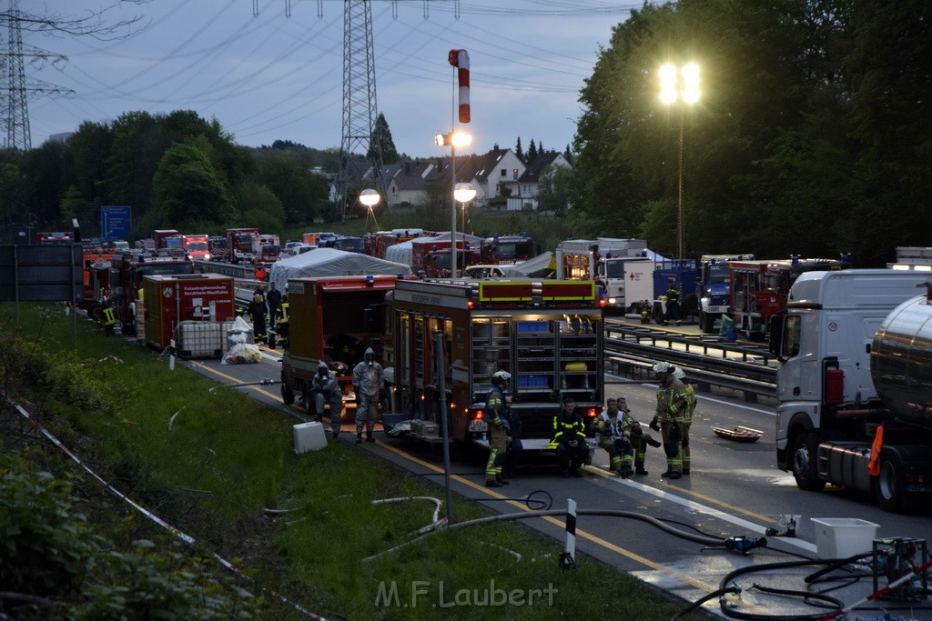 VU Gefahrgut LKW umgestuerzt A 4 Rich Koeln Hoehe AS Gummersbach P483.JPG - Miklos Laubert